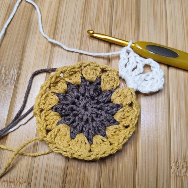 Sunflower Granny Square Crochet Kit - Image 2